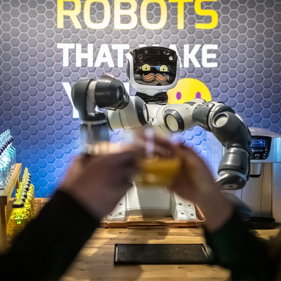 Robot barman serwuje drinki w restauracji