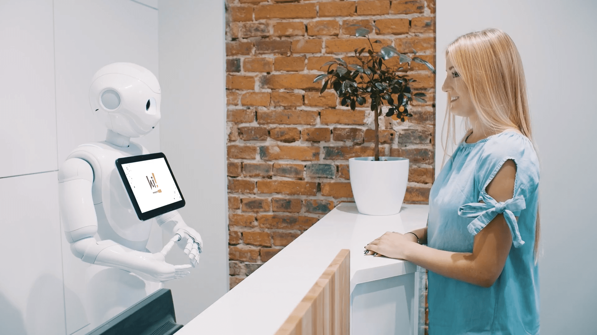 Robot Pepper pracuje na recepcji w nowoczesnej firmie