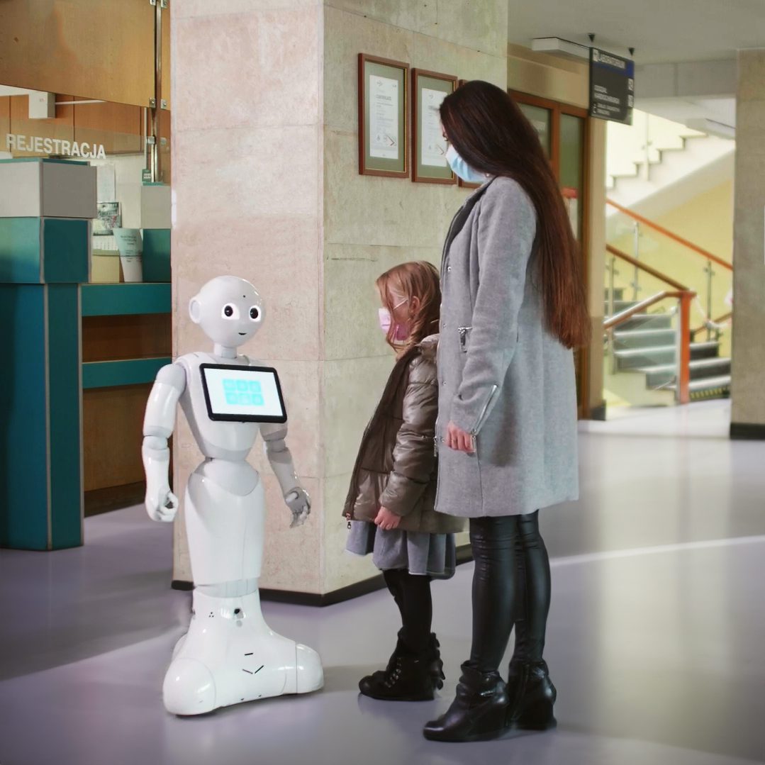 Robot Humanoidalny Pepper obsługuje pacjentów w szpitalu